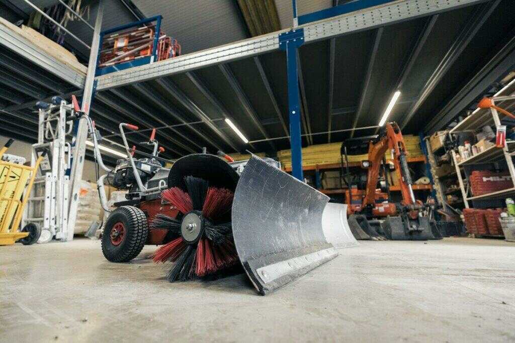 Pelleteuse stockée dans un hangar de chantier